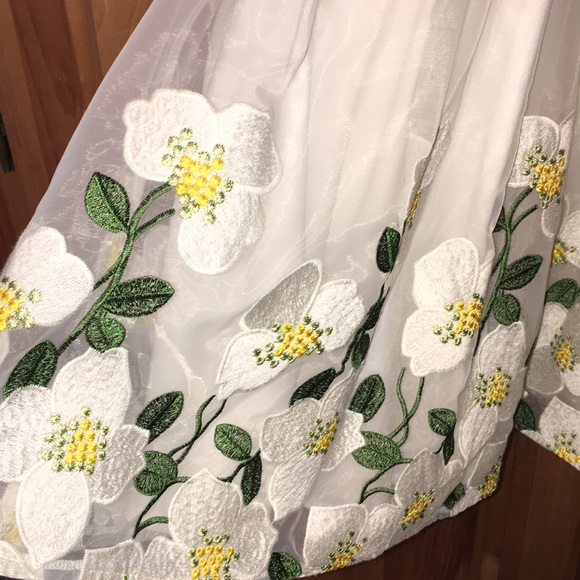 White Dress - Picture 4 of 4